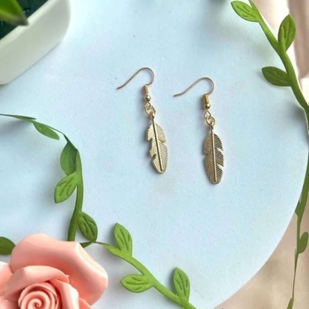 NWT Gold Feather Earrings Stylish Feathers Golden Jewelry